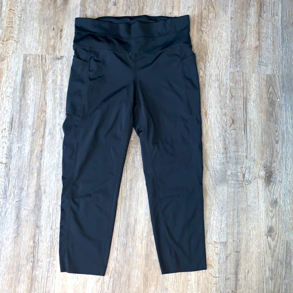 Capri Leggings w detail on leg
